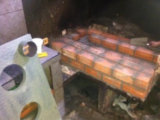 Cement up the support walls, make sure the distance between the bottom of the burn area and the plancha is 18-20 cm.